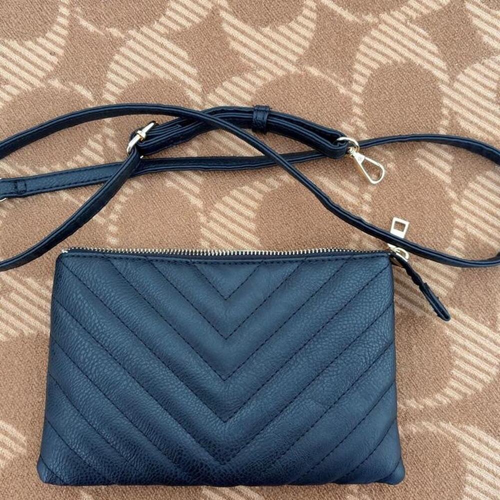 *Pre-loved* black chevron quilted crossbody